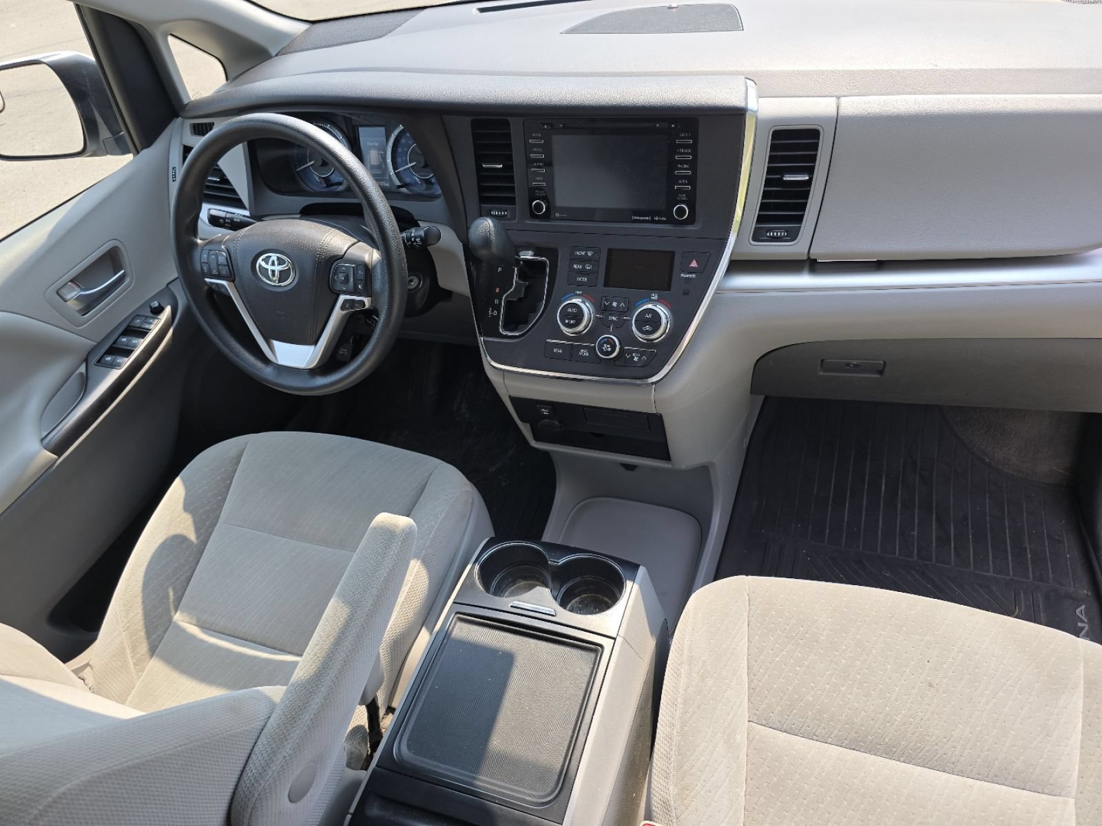 Used 2018 Toyota Sienna LE FWD image 23