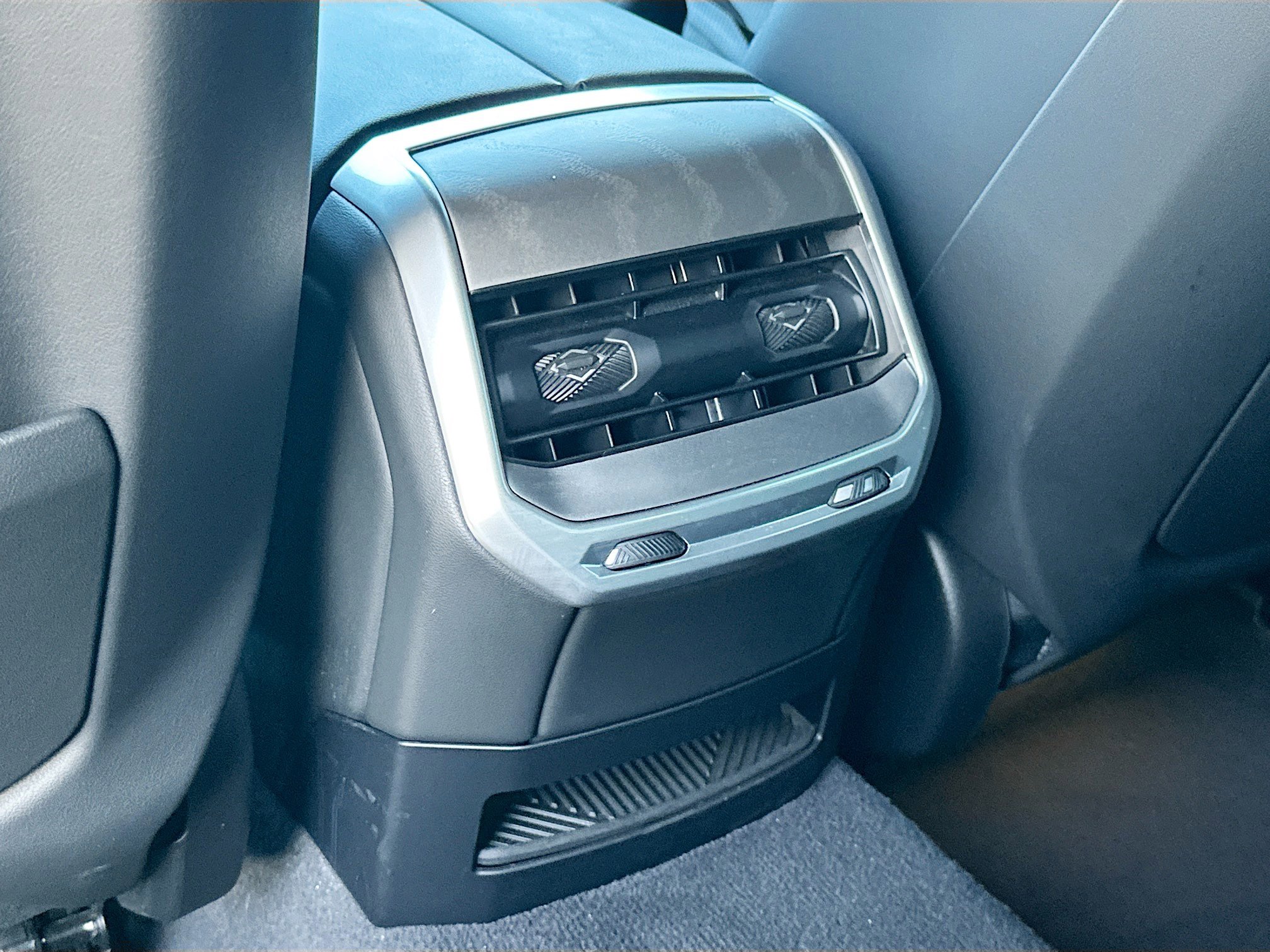 Used 2023 BMW 740i w/ Parking Assistance Package image 25