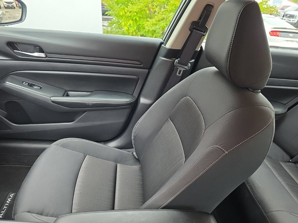 Used 2025 Nissan Altima 2.5 SV FWD image 25