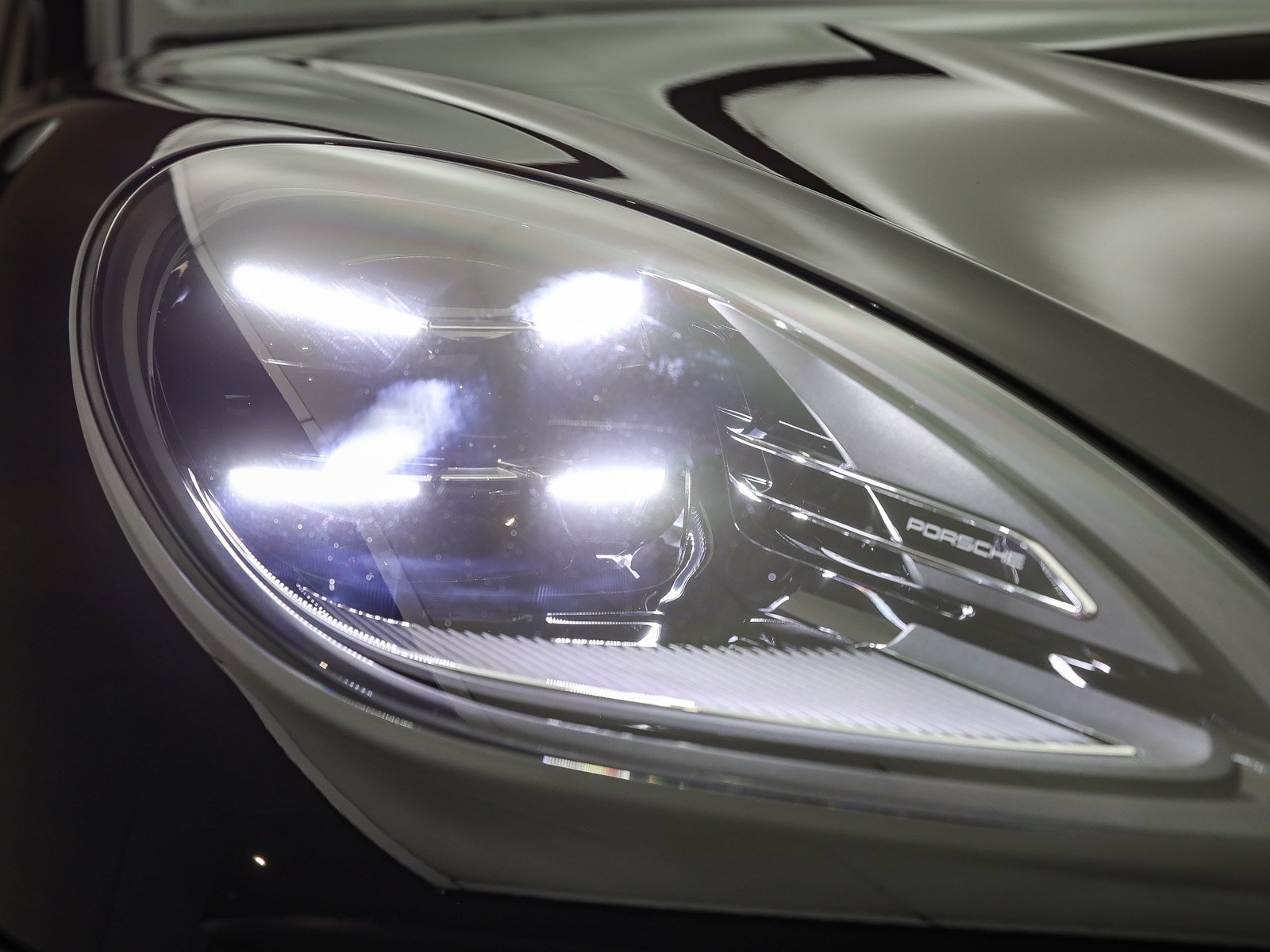 Certified 2025 Porsche Macan AWD/4WD image 31