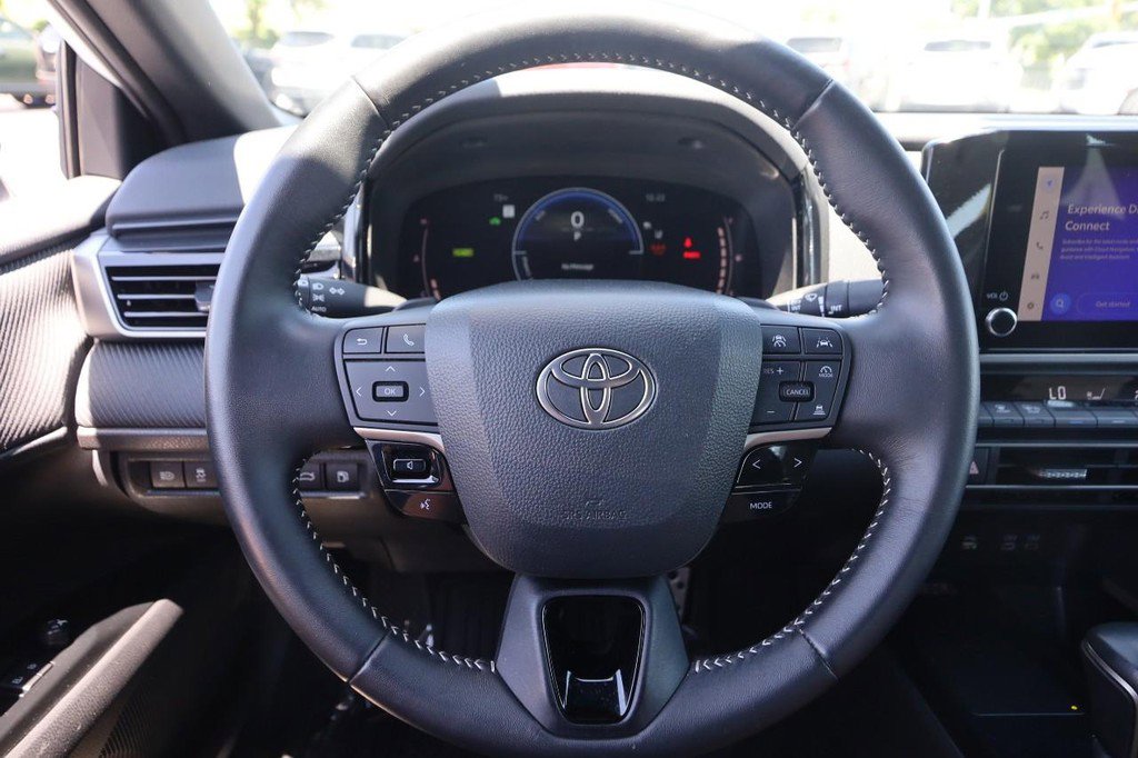 Used 2025 Toyota Camry SE FWD image 11