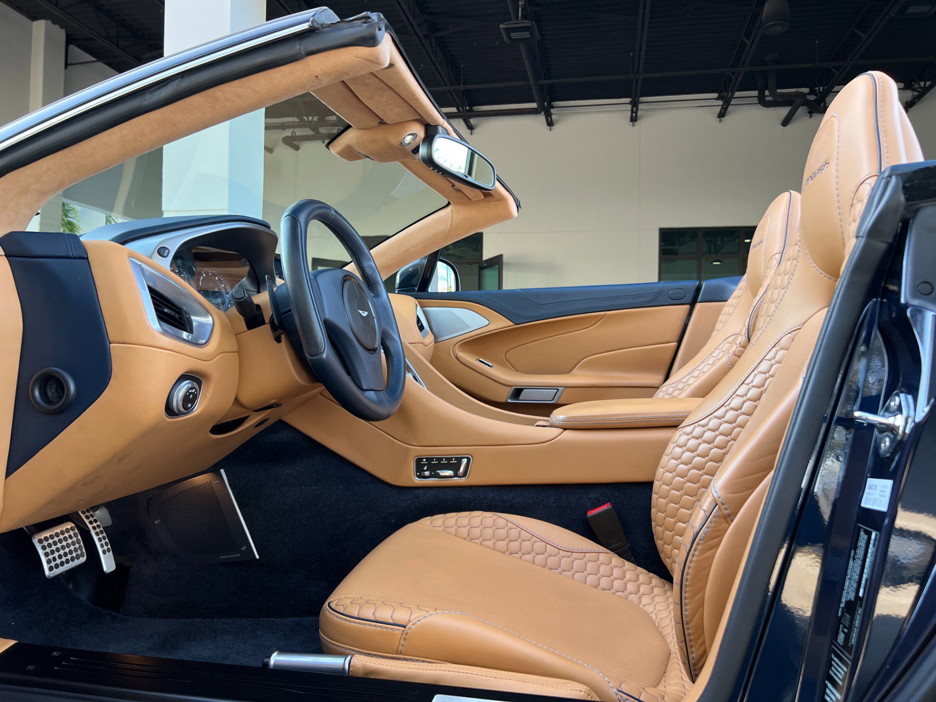 Used 2014 Aston Martin Vanquish Volante image 22