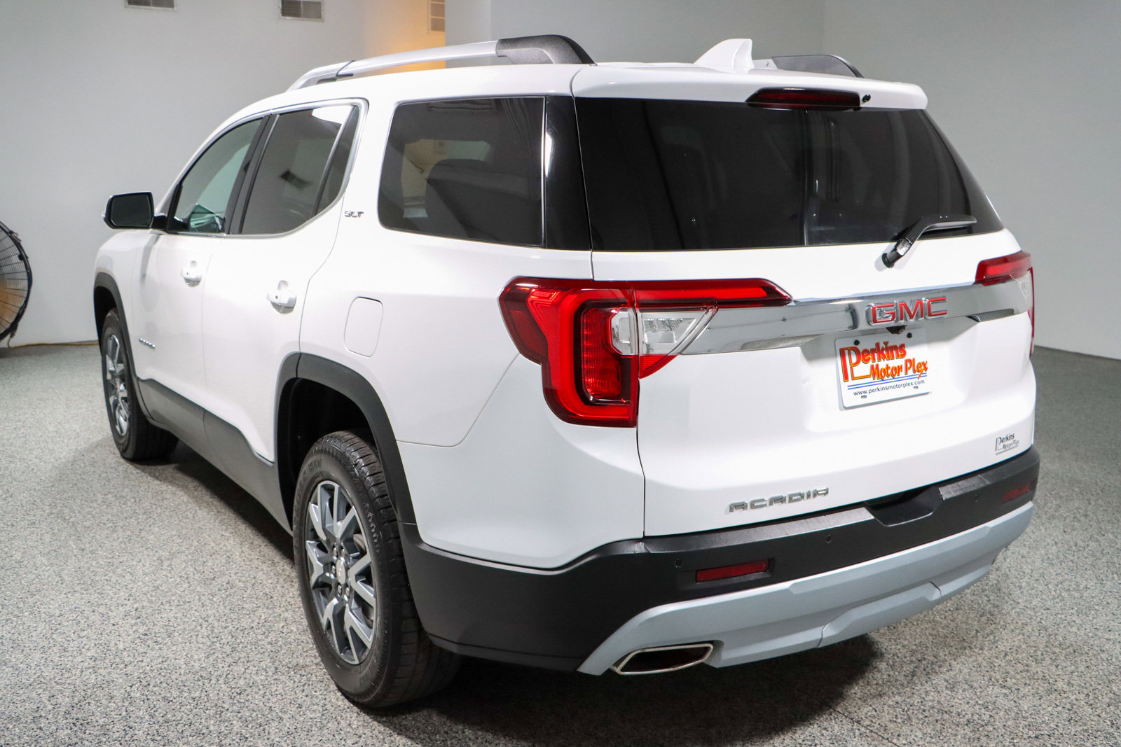 Used 2023 GMC Acadia SLT FWD image 9