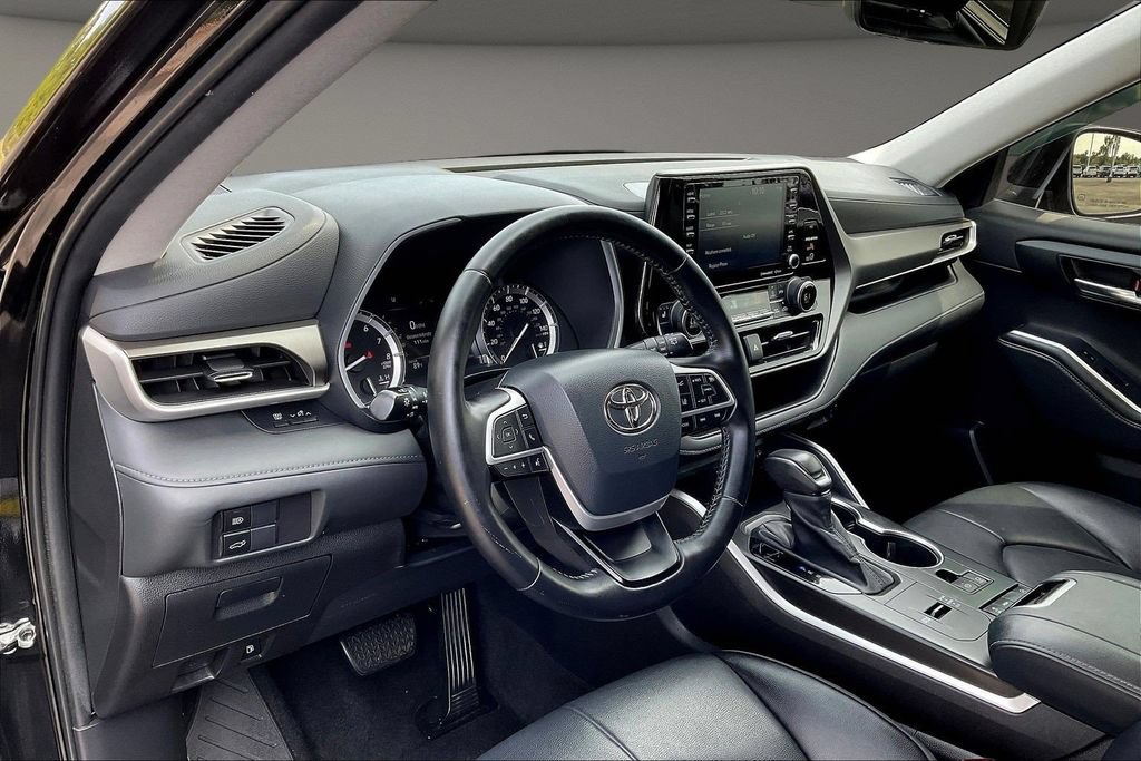 Used 2022 Toyota Highlander XLE FWD image 19