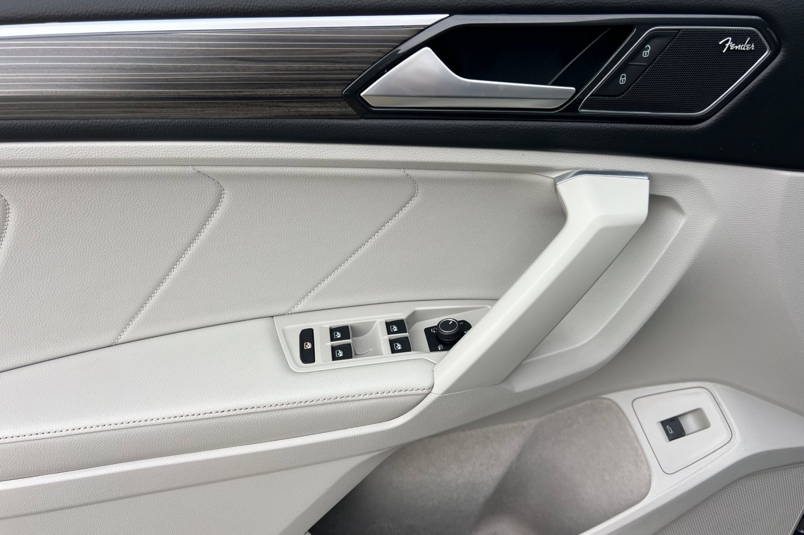 Used 2022 Volkswagen Tiguan SEL R-Line image 11