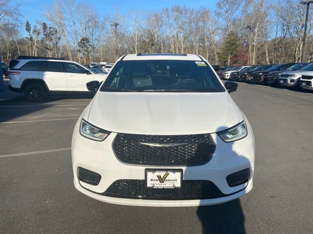 Used 2023 Chrysler Pacifica Limited w/ S Appearance Package FWD image 4