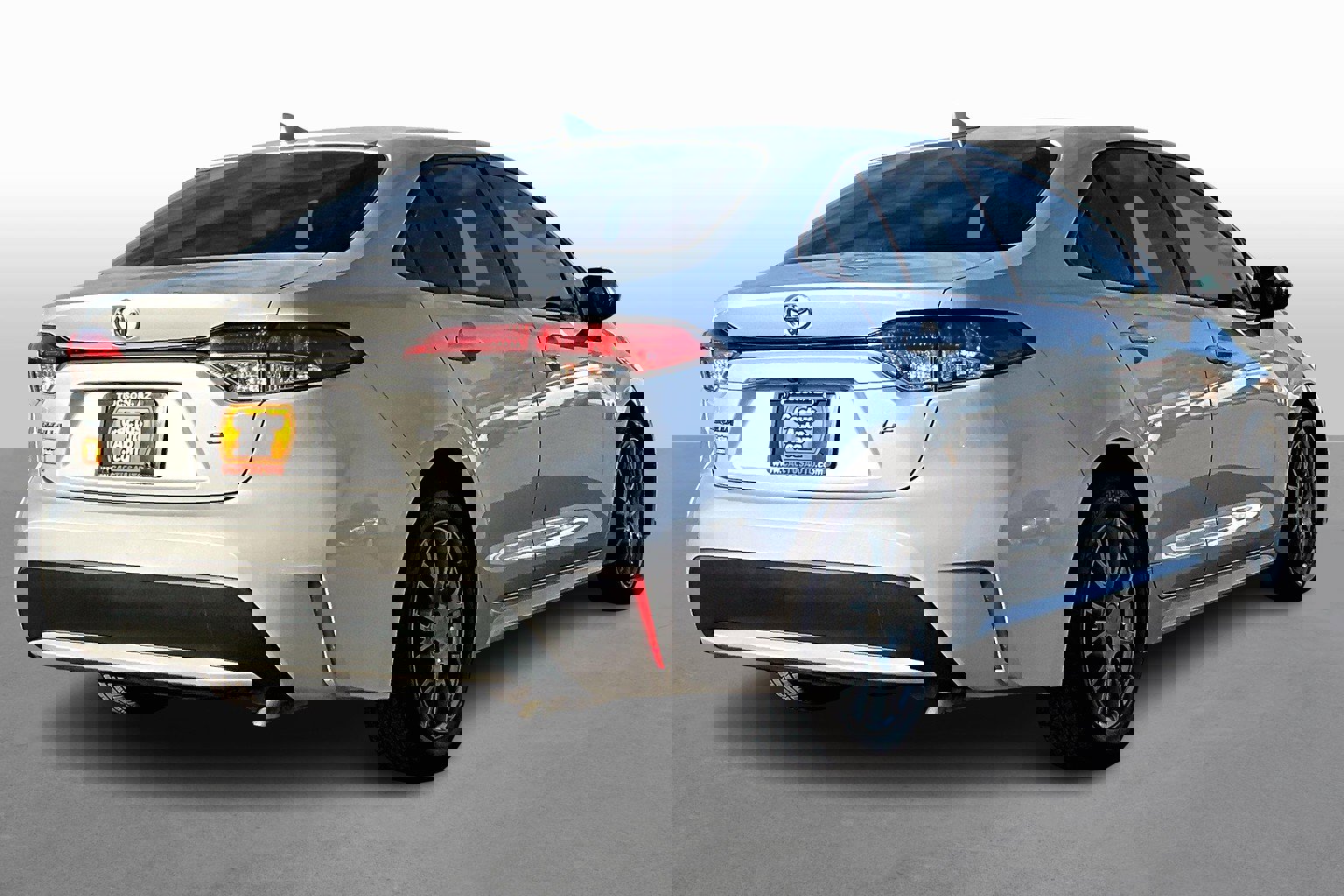 Used 2020 Toyota Corolla LE image 2