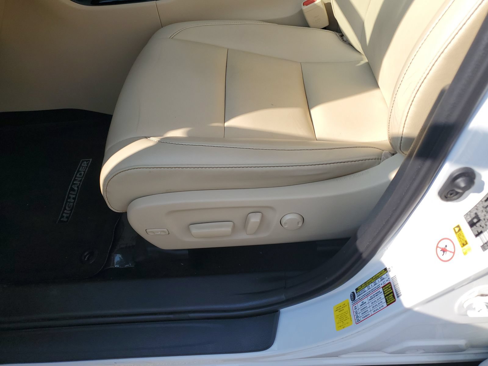 Used 2019 Toyota Highlander XLE AWD/4WD image 17
