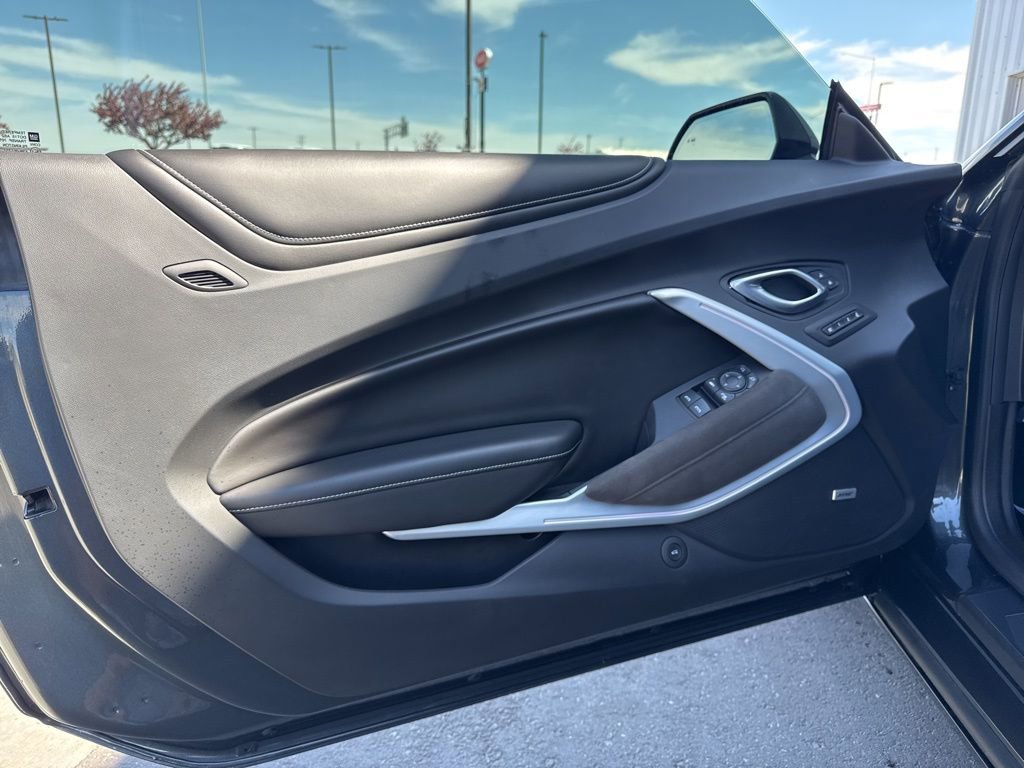 Used 2018 Chevrolet Camaro SS w/ LPO RS/SS Interior Package image 12