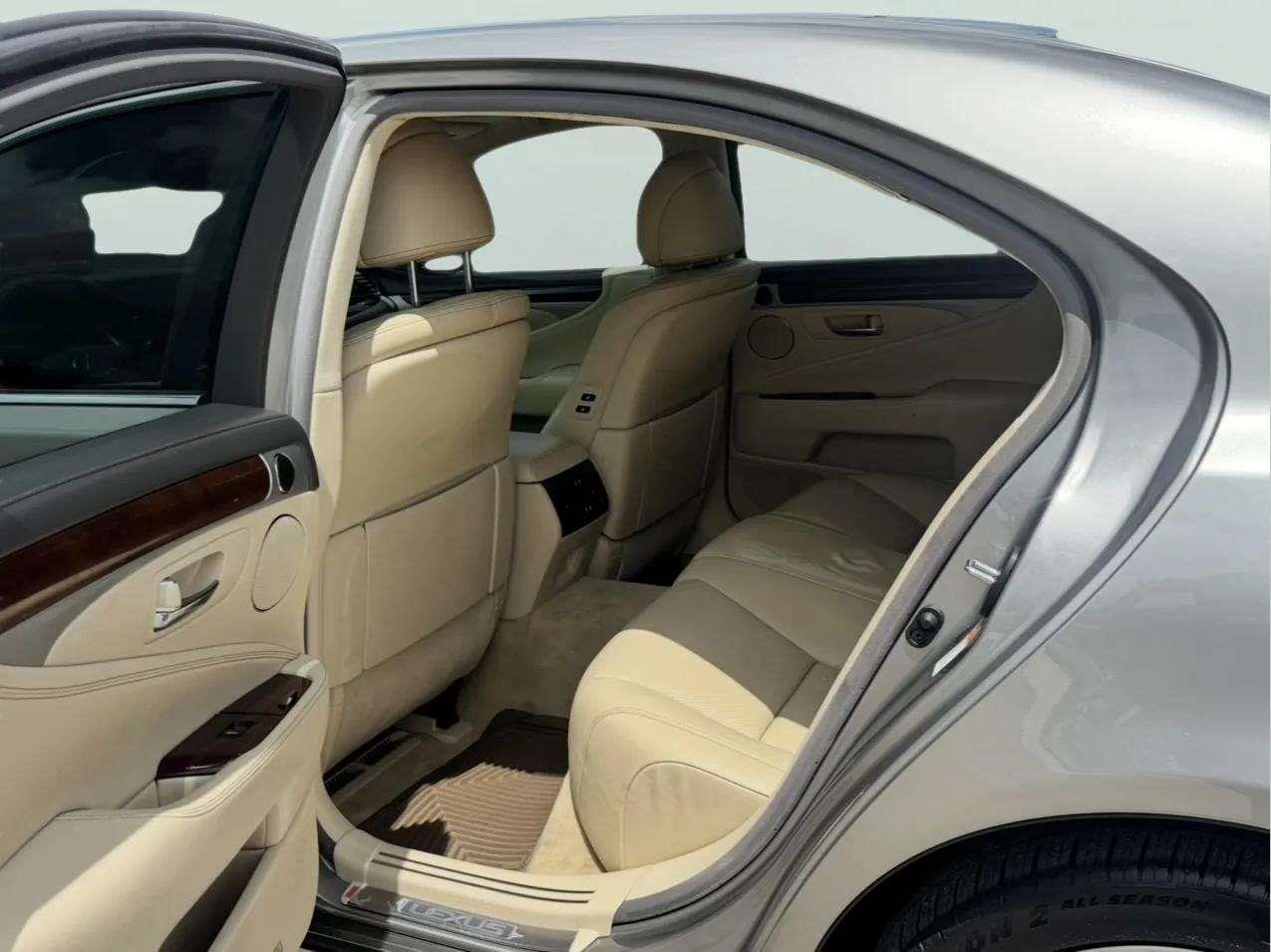 Used 2016 Lexus LS 460 w/ Comfort Package RWD image 37