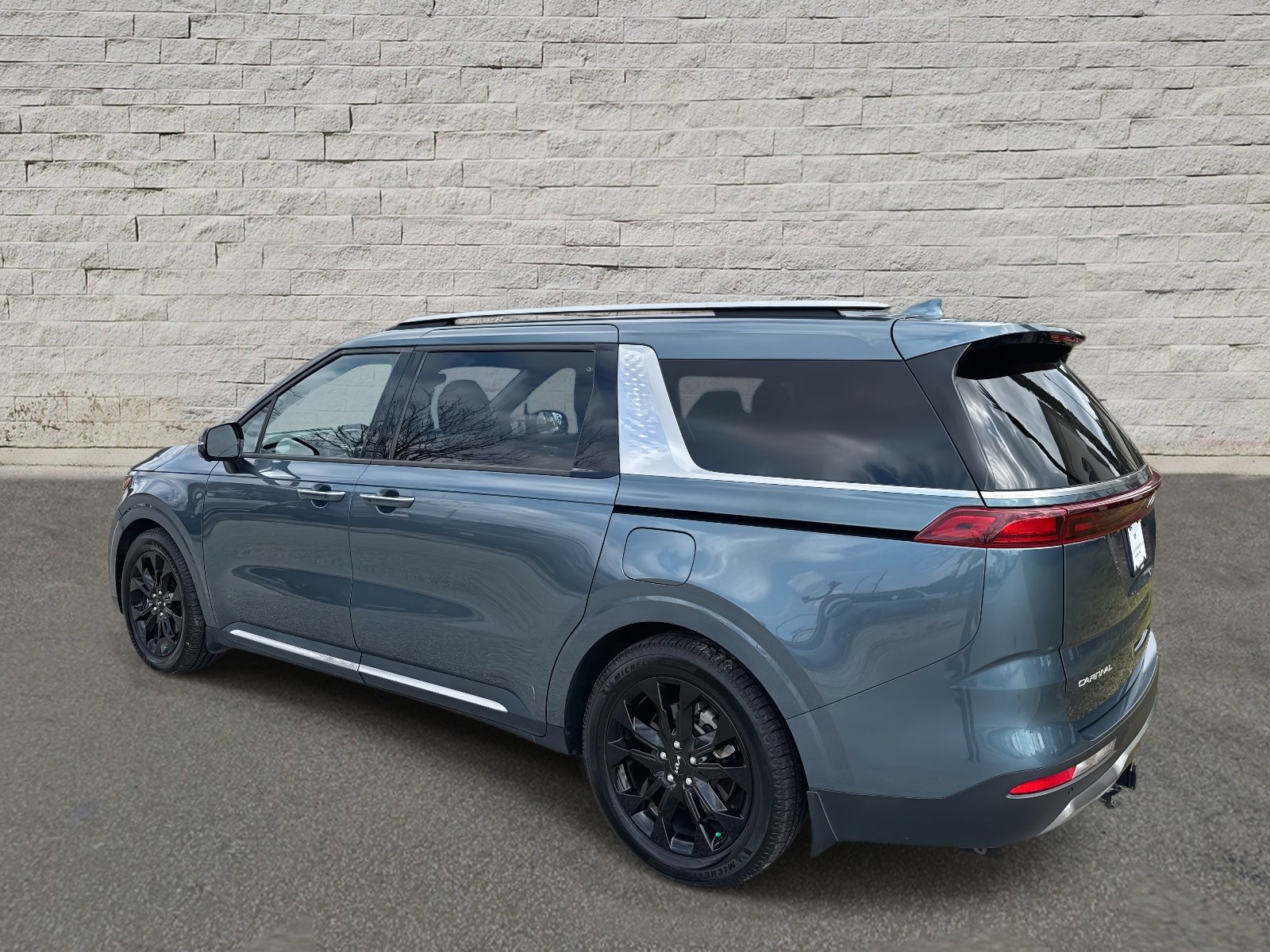 Used 2023 Kia Carnival SX image 3