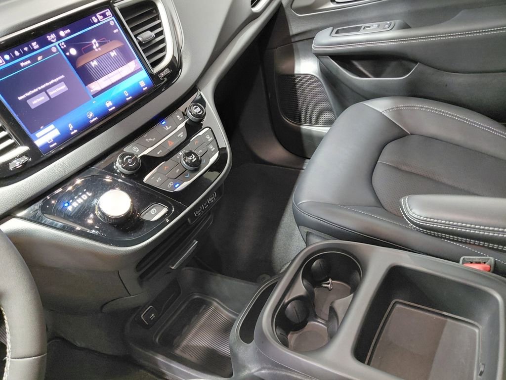 Used 2025 Chrysler Pacifica Select image 34