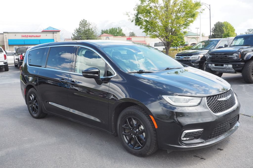 Used 2024 Chrysler Pacifica Touring-L FWD image 3