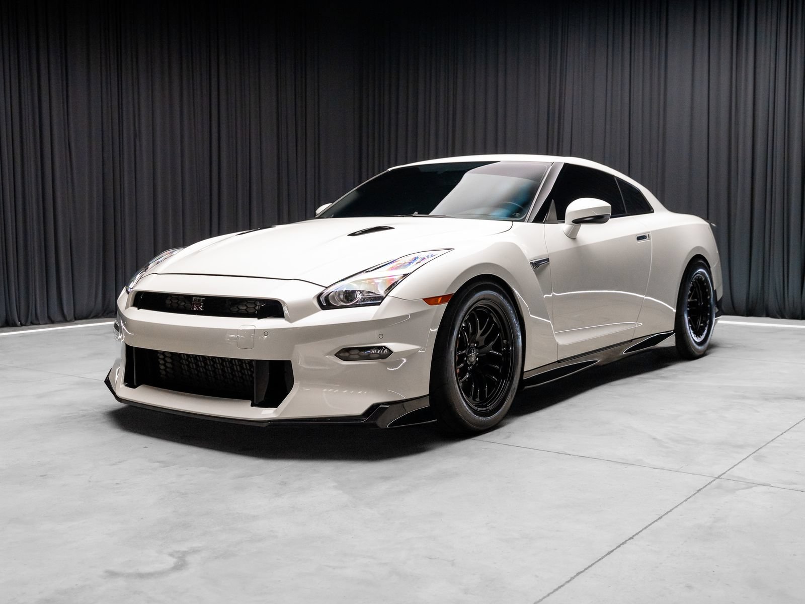 Used 2024 Nissan GT-R Premium w/ Premium Interior Package AWD/4WD image 27