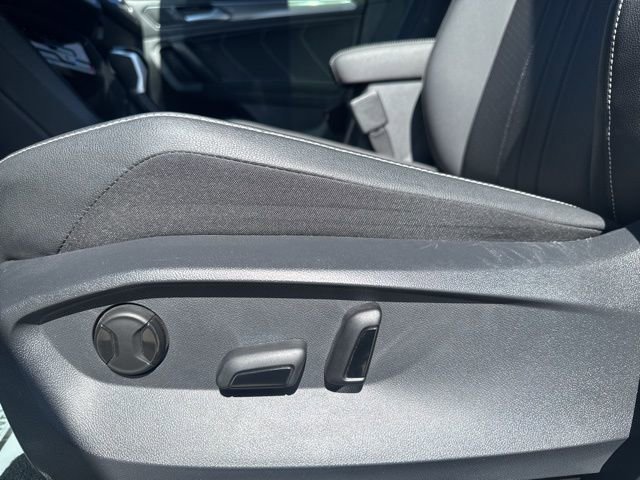 Used 2024 Volkswagen Tiguan SE R-Line AWD/4WD image 11