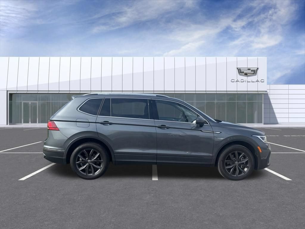 Used 2023 Volkswagen Tiguan SE w/ Panoramic Sunroof Package FWD image 2