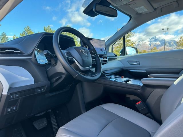 Used 2025 Toyota Sienna XLE image 25