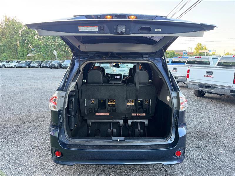 Used 2018 Toyota Sienna SE Premium w/ Carpet Mat Package FWD image 6
