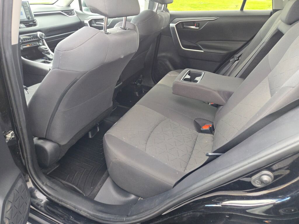 Used 2021 Toyota RAV4 XLE FWD image 16