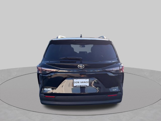 Used 2026 Toyota Sienna XLE FWD image 4