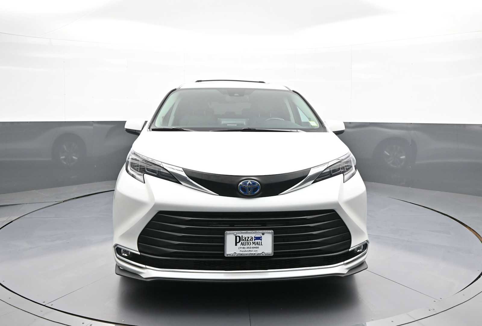 Used 2024 Toyota Sienna XLE w/ XLE Plus Package AWD/4WD image 2