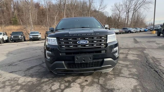 Used 2017 Ford Explorer XLT w/ Equipment Group 202A image 3