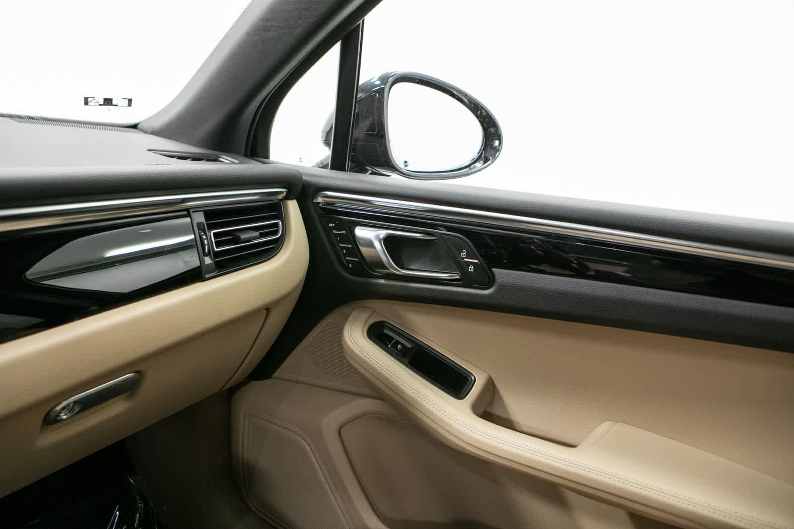 Certified 2023 Porsche Macan AWD/4WD image 30