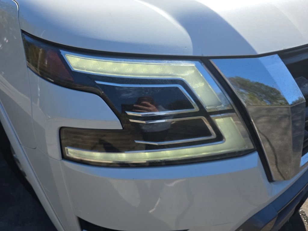 Used 2023 Nissan Armada SV image 4