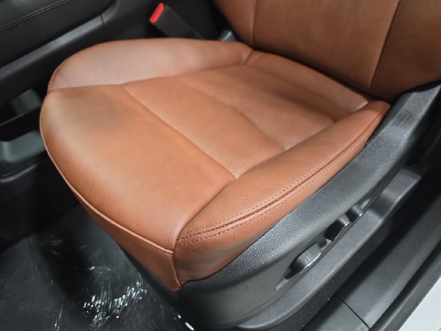 New 2026 Cadillac XT5 Premium Luxury w/ LPO, Floor Liner Package AWD/4WD image 24