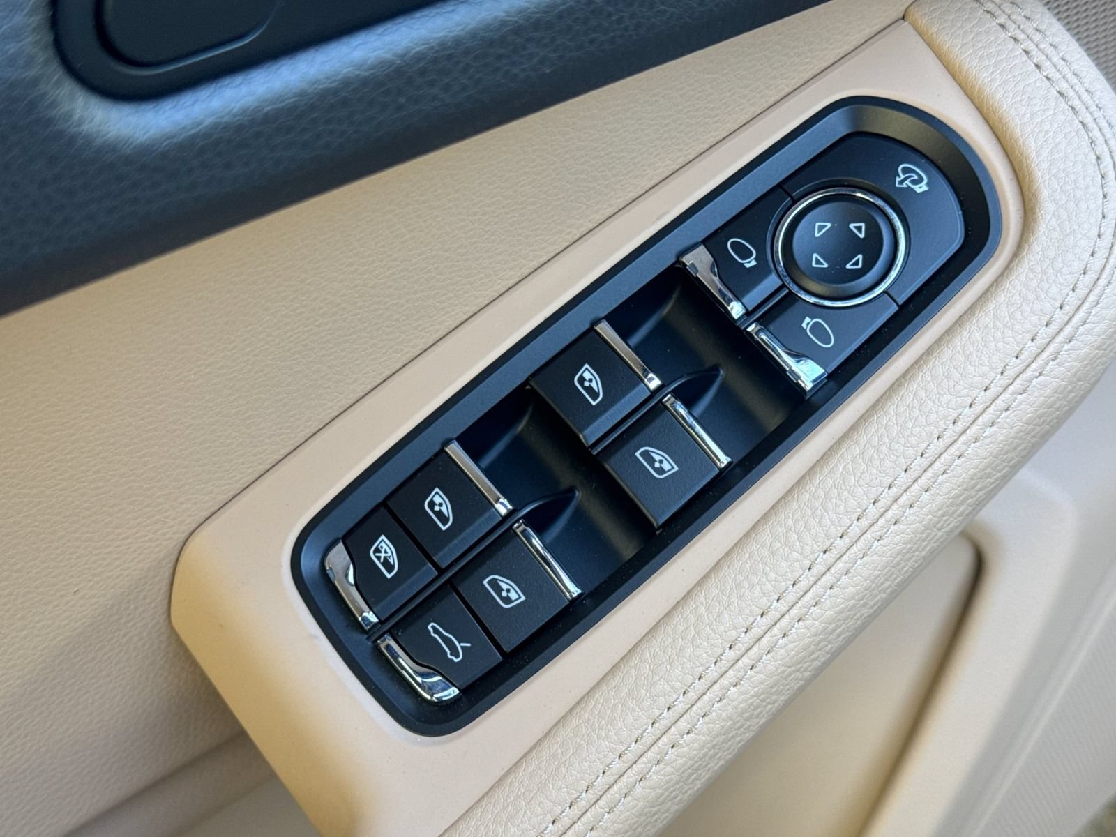 Certified 2026 Porsche Macan AWD/4WD image 13