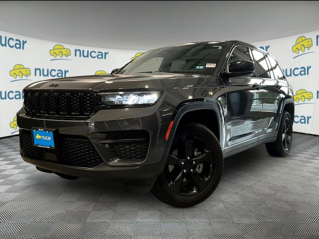 Used 2023 Jeep Grand Cherokee Altitude image 3