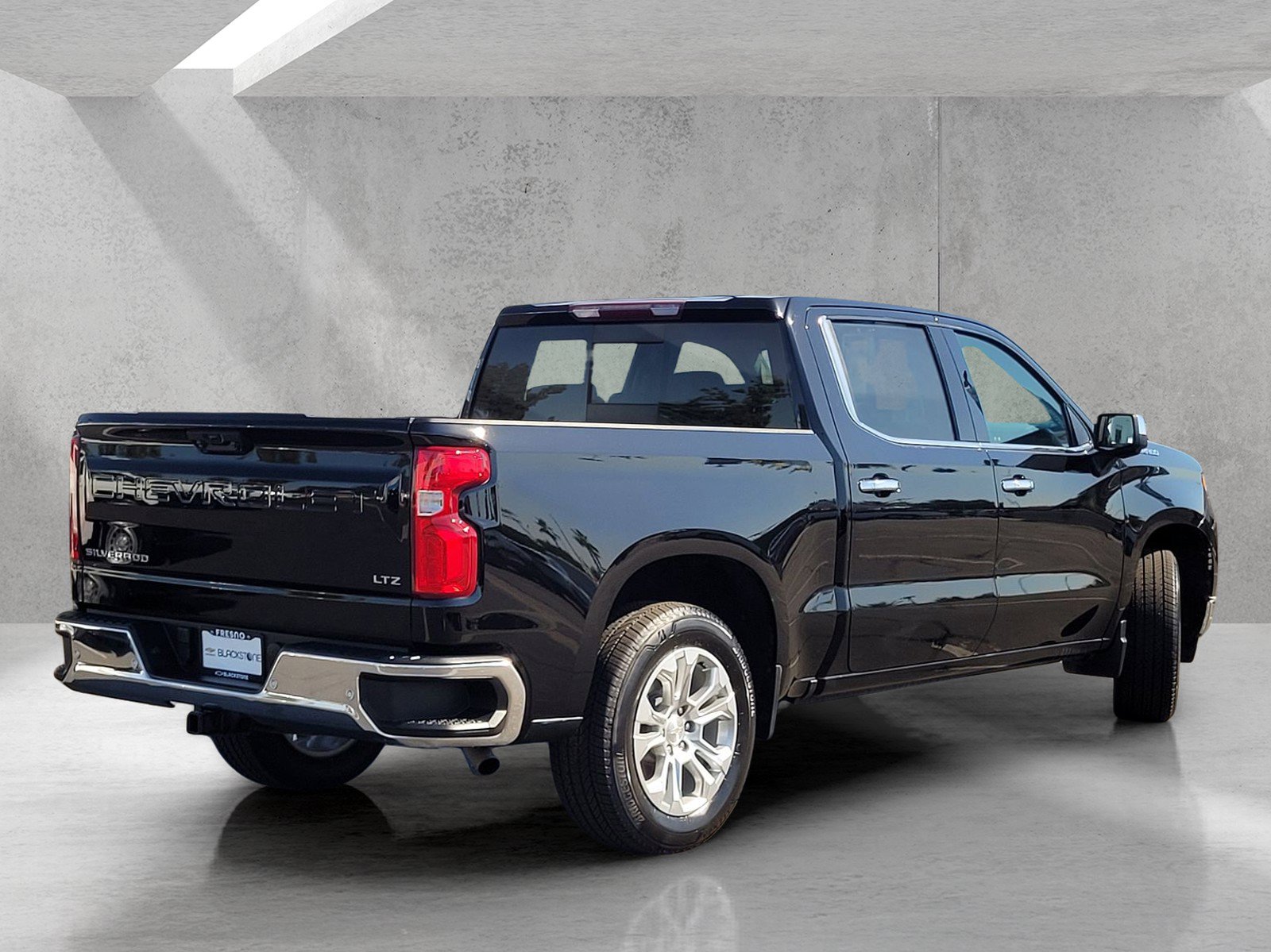 Used 2023 Chevrolet Silverado 1500 LTZ w/ LTZ Convenience Package II RWD image 4