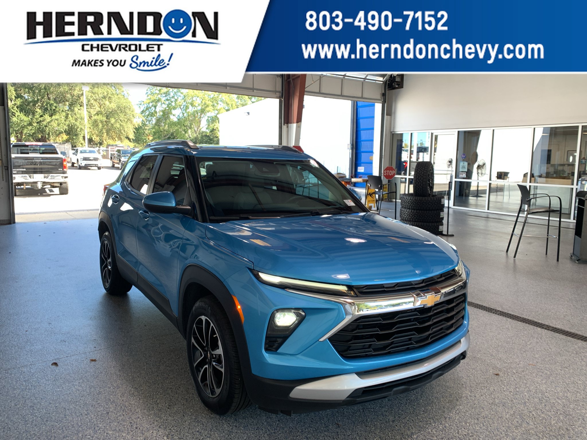 Used 2025 Chevrolet TrailBlazer LT w/ Convenience Package FWD image 1