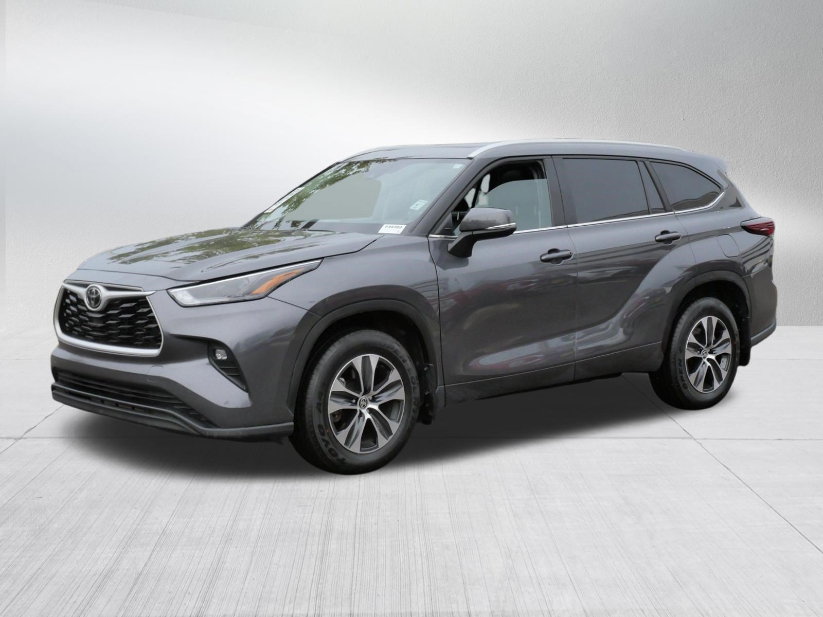 Used 2025 Toyota Highlander XLE AWD/4WD image 3