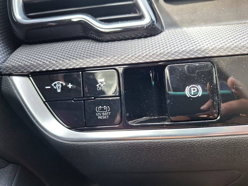 Used 2025 Kia Sportage LX image 12