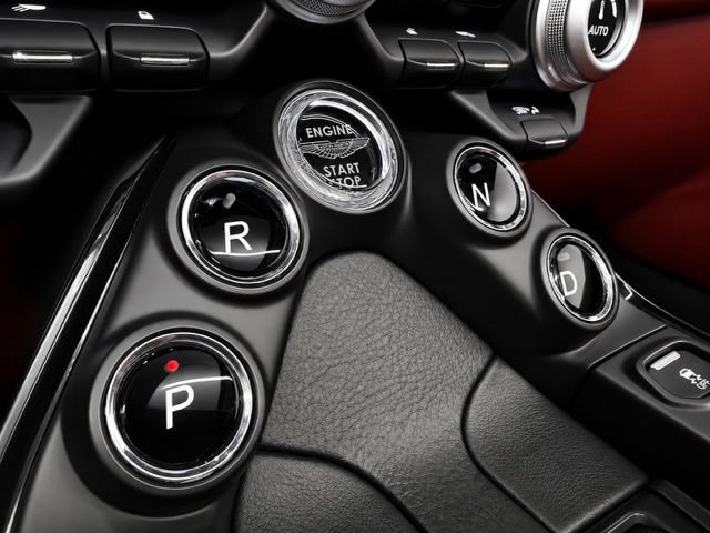Used 2021 Aston Martin V8 Vantage Roadster RWD image 25