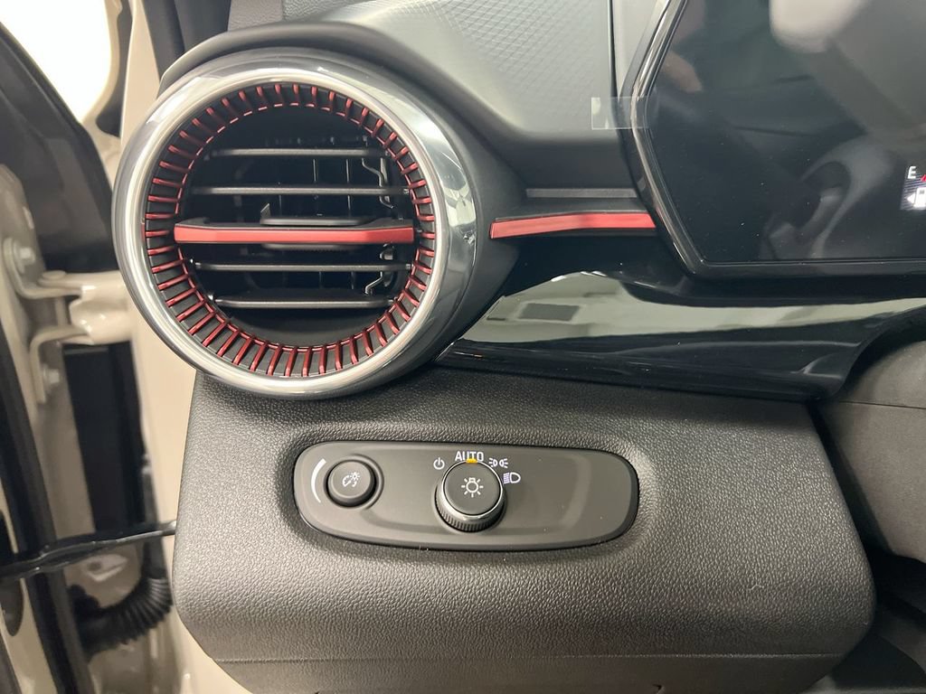 New 2026 Chevrolet Trax RS w/ Sunroof Package FWD image 18