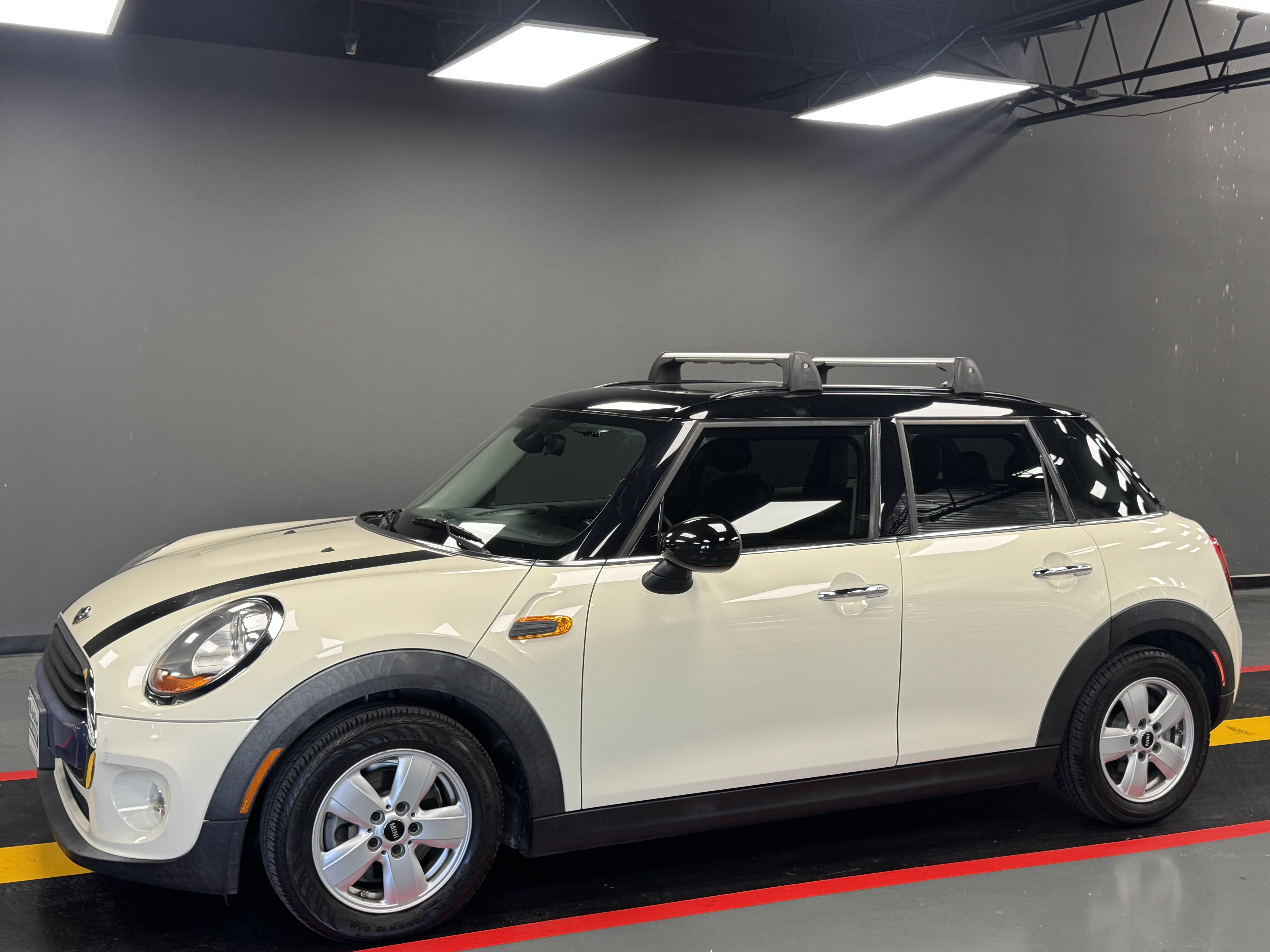 Used 2018 MINI Cooper 4-Door Hardtop FWD image 2