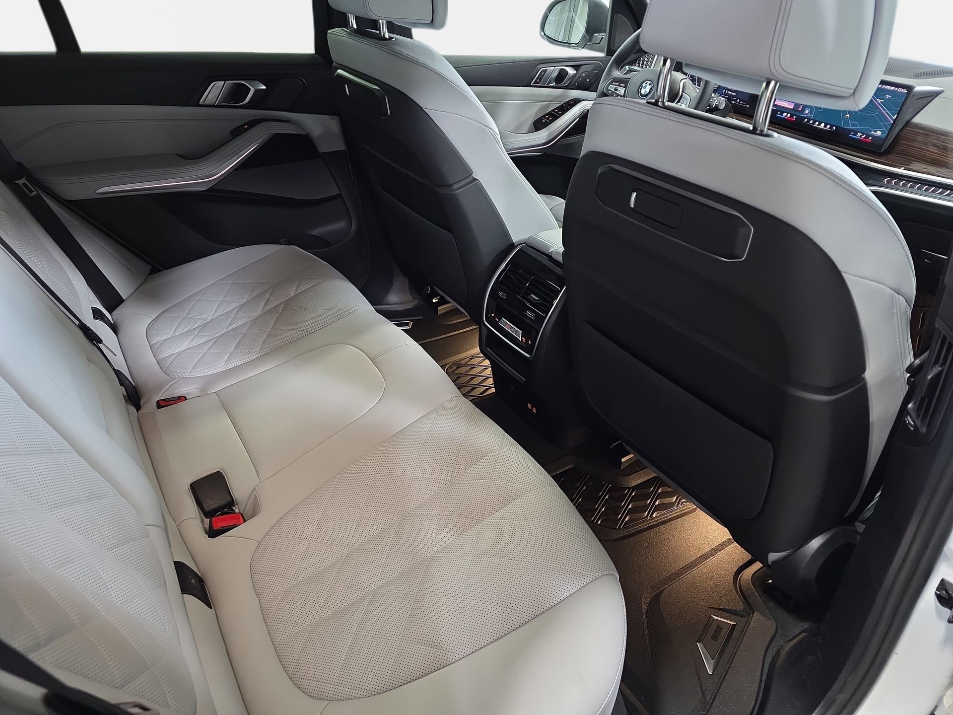 Used 2026 BMW X5 xDrive50e w/ Climate Comfort Package image 11