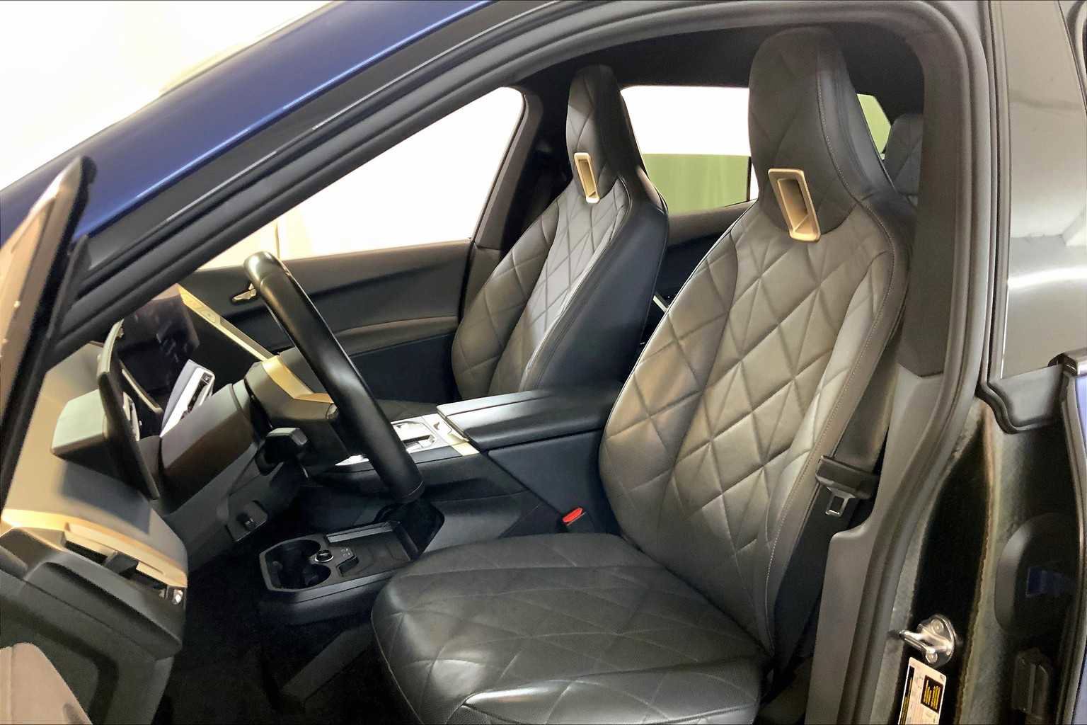 Used 2022 BMW iX xDrive50 w/ Convenience Package image 9