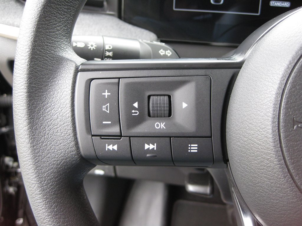 Used 2025 Nissan Kicks SV FWD image 13