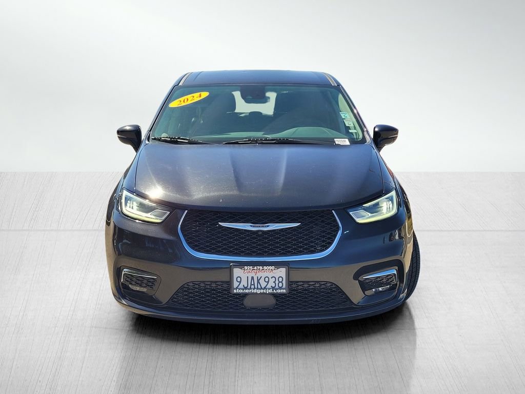 Used 2024 Chrysler Pacifica Select image 2