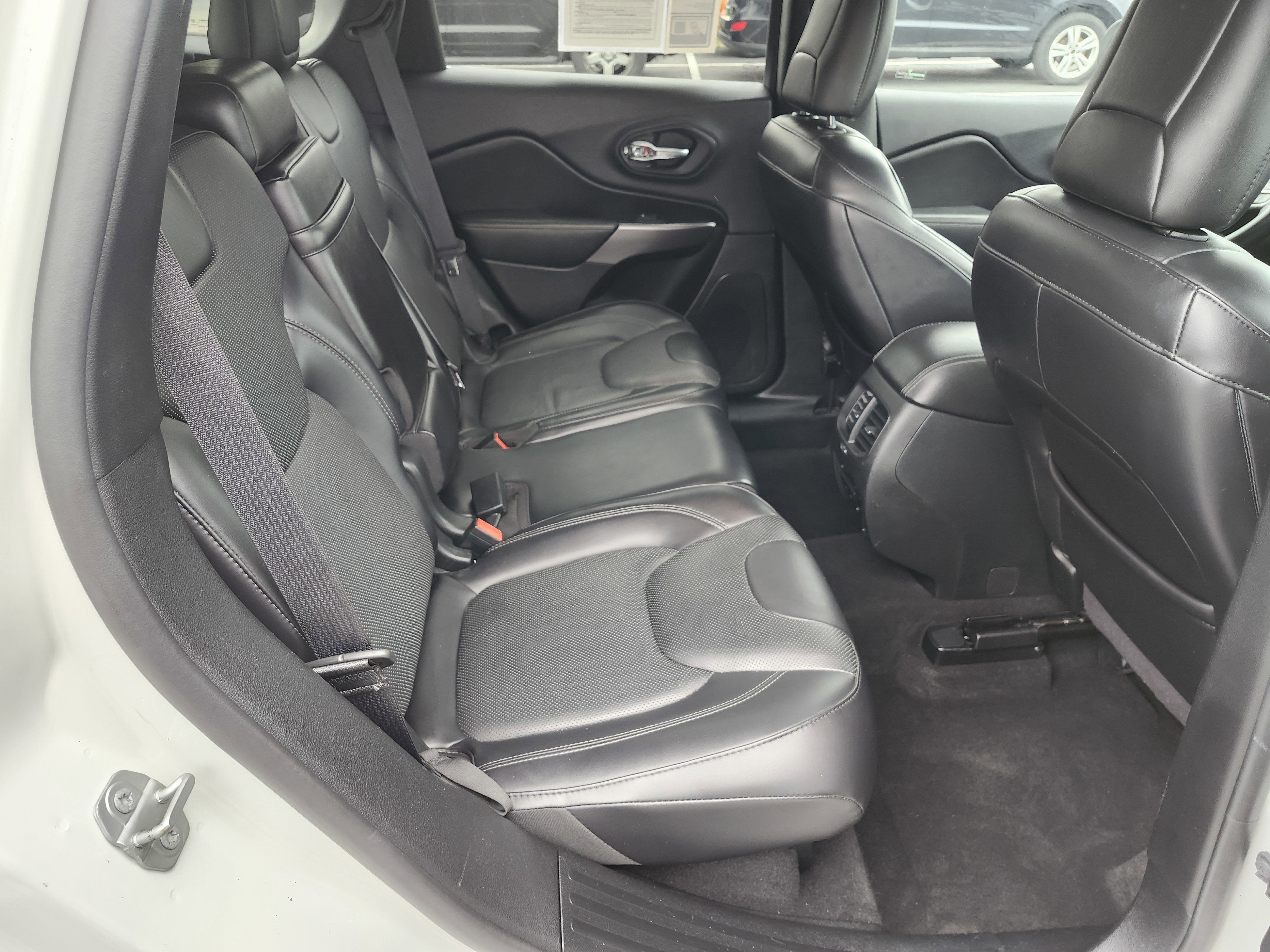 Used 2019 Jeep Cherokee Overland AWD/4WD image 19