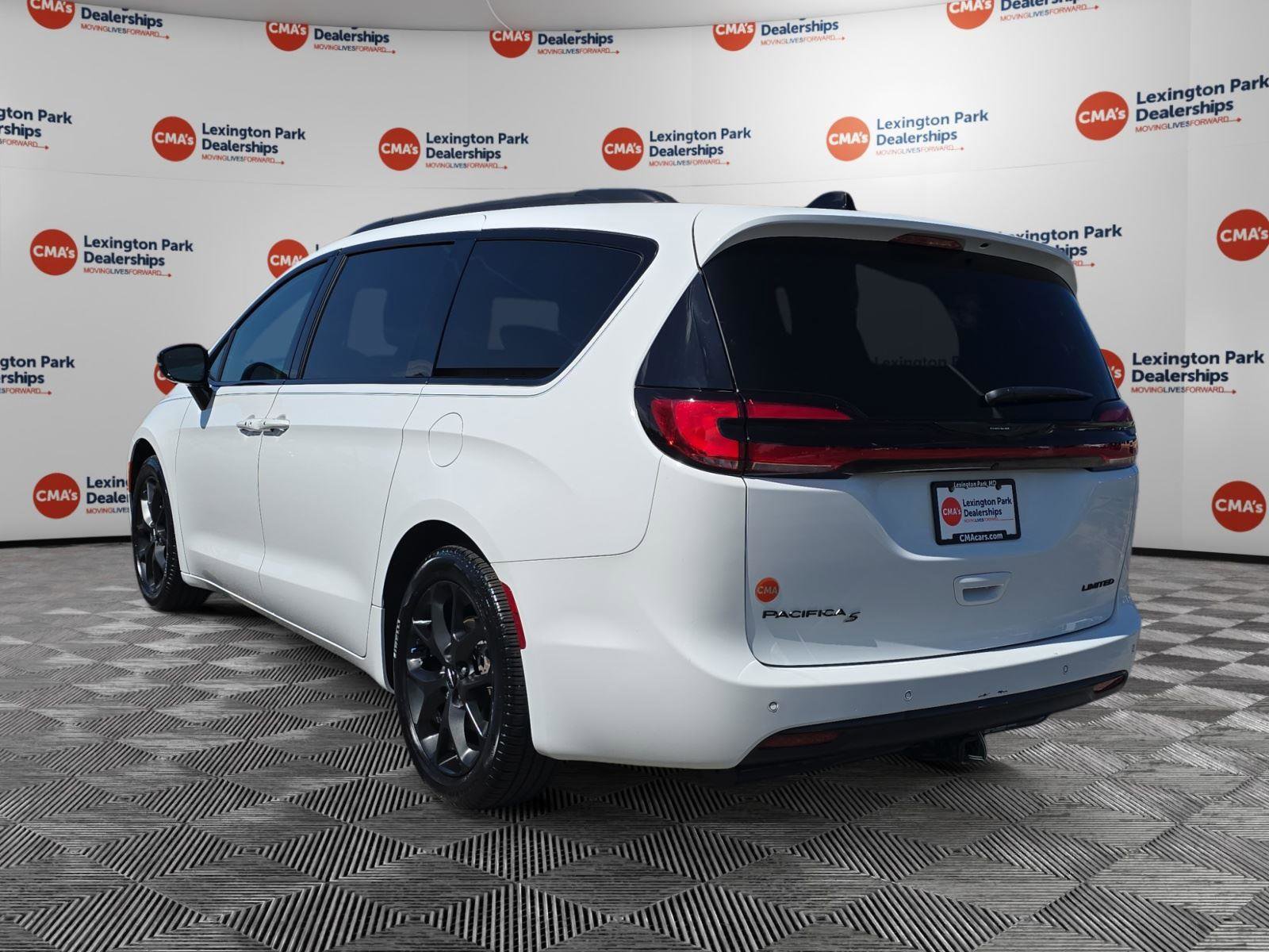 Used 2024 Chrysler Pacifica Limited w/ Uconnect Theater Family Group image 5