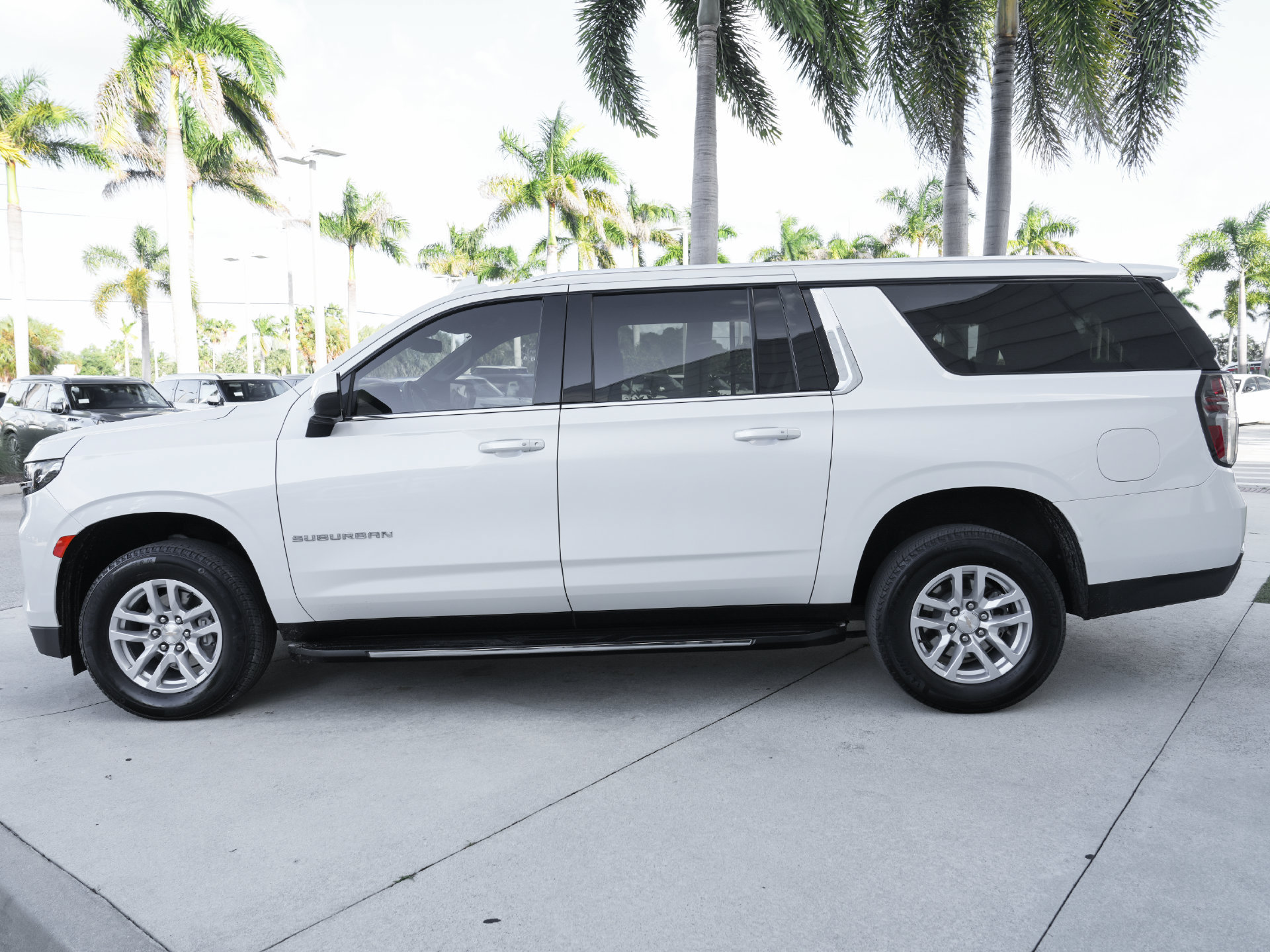 Used 2024 Chevrolet Suburban LT RWD image 22