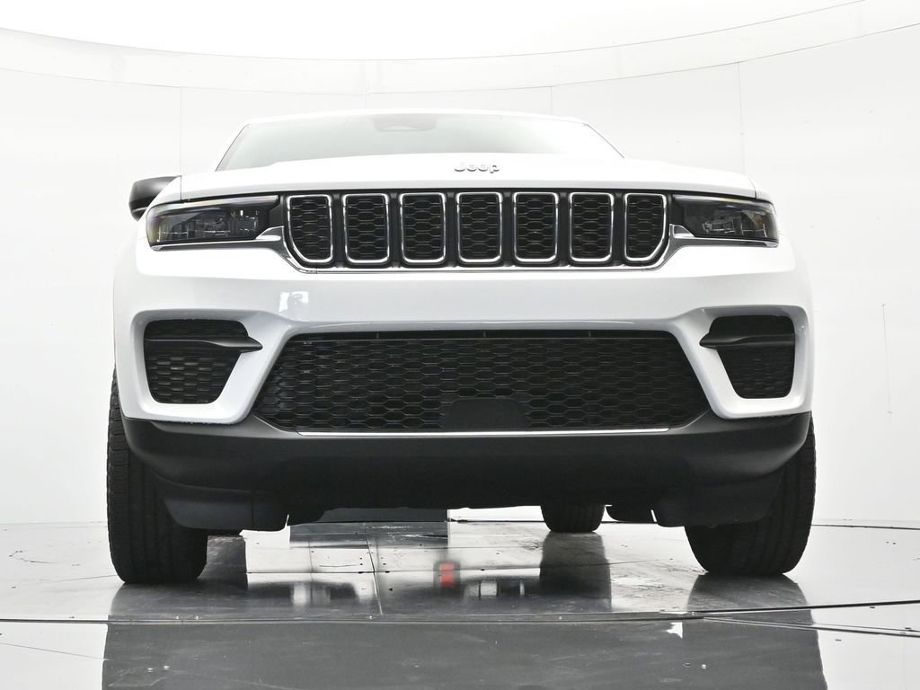 Used 2023 Jeep Grand Cherokee Laredo RWD image 36