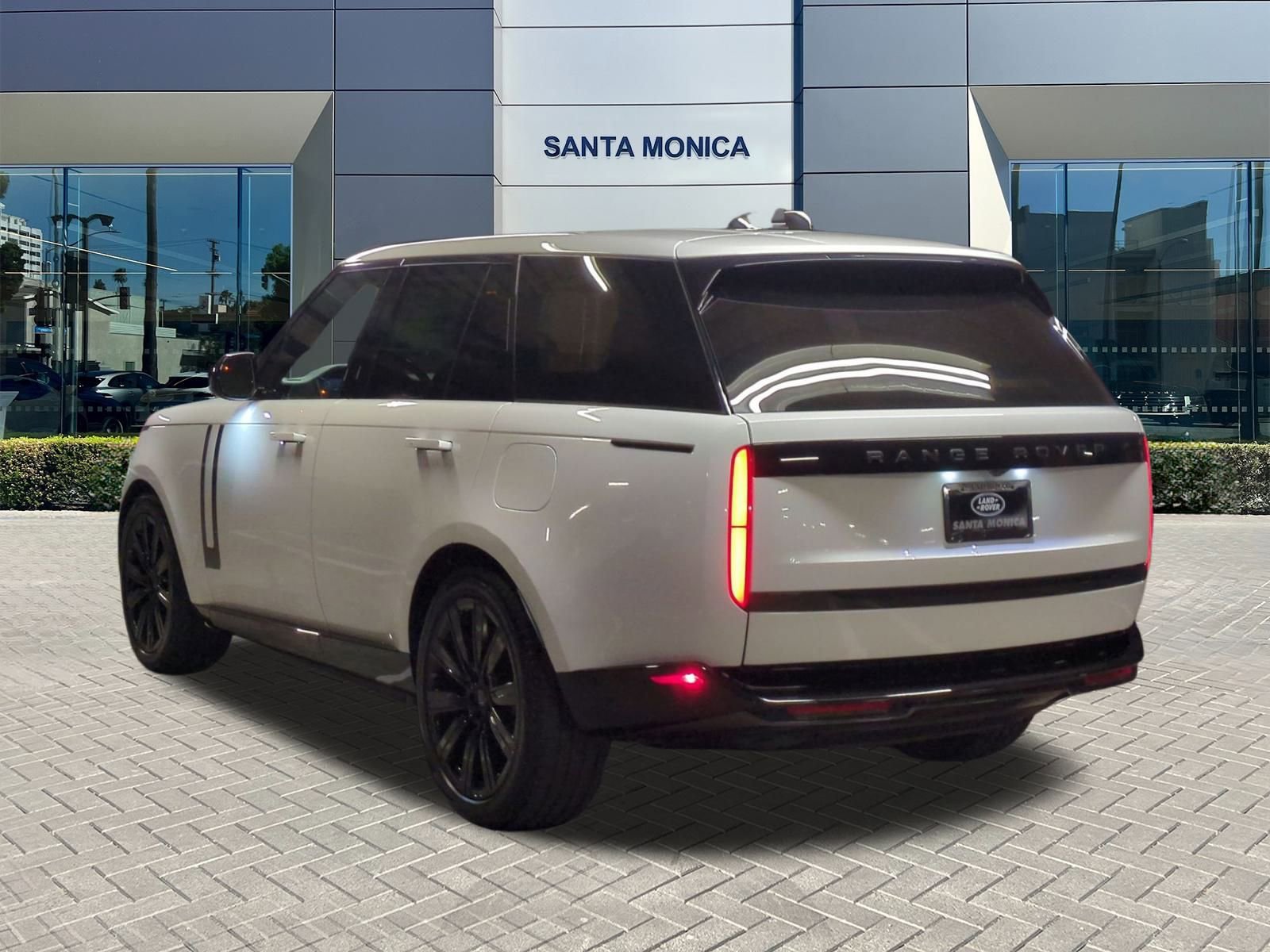 New 2026 Land Rover Range Rover SE image 3