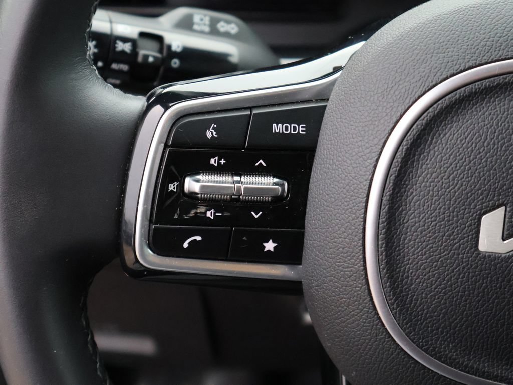 Used 2025 Kia Carnival SX FWD image 31