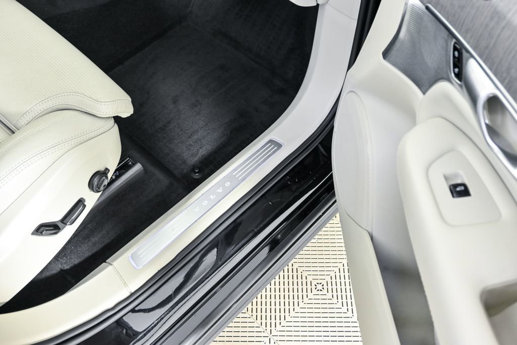 Certified 2024 Volvo XC90 B6 Ultimate w/ Protection Package image 27