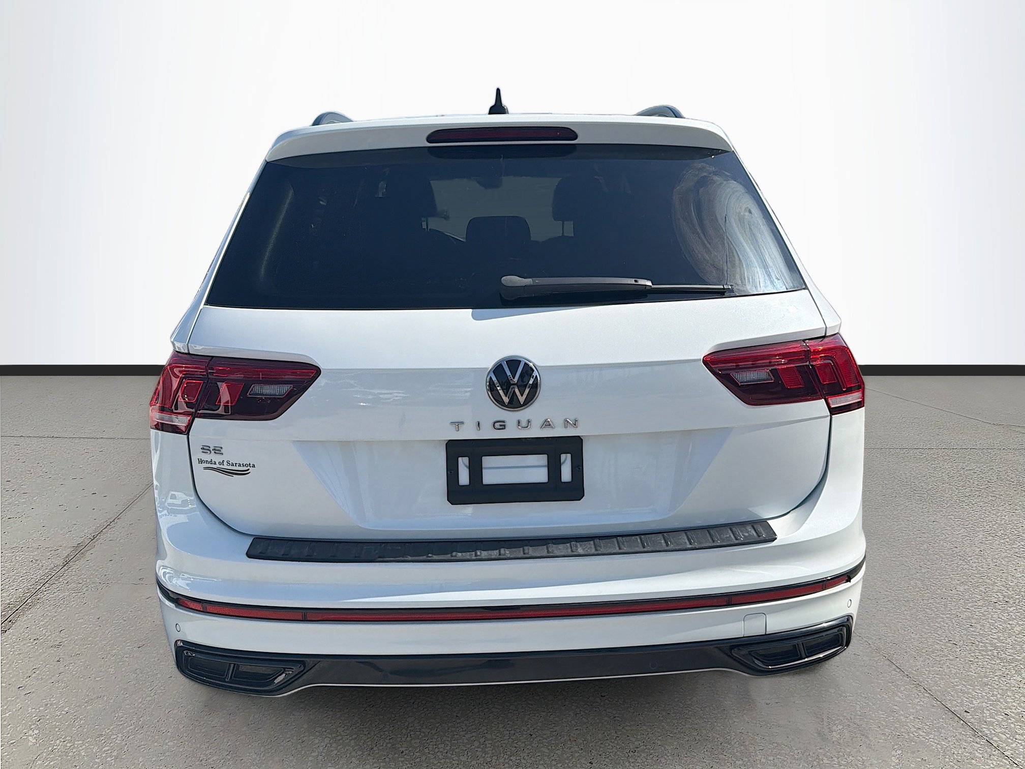 Used 2023 Volkswagen Tiguan SE R-Line image 5